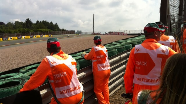 Die Streckenposten bei der Kurve 11 am Sachsenring. Die Streckenposten bei der Kurve 11 am Sachsenring.