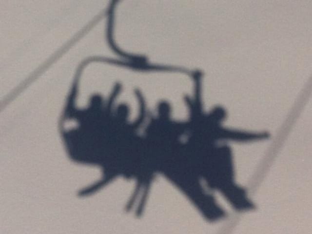 Schatten unter dem Sessellift.
