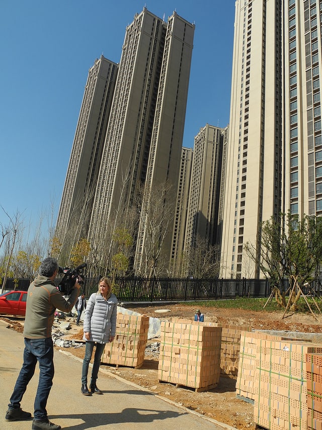 Wachstum um jeden Preis: Geisterstadt Chenggong im Süden der Metropole Kunming. Barbara Lüthi und Kameramann Laurent Stoop. Wachstum um jeden Preis: Geisterstadt Chenggong im Süden der Metropole Kunming. Barbara Lüthi und Kameramann Laurent Stoop.