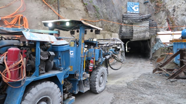 Eine grosse Tunnelbohrmaschine vor einem Stollen. Eine grosse Tunnelbohrmaschine vor einem Stollen.