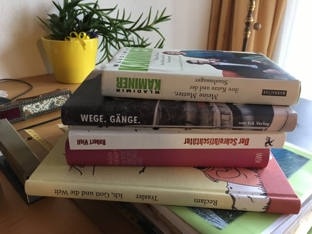 Bücher stapeln sich auf dem Tisch Bücher stapeln sich auf dem Tisch