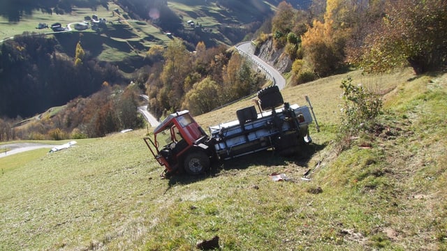 Il vehichel agricul è da la spunda giu e donnegià dal tuttafatg. Il vehichel agricul è da la spunda giu e donnegià dal tuttafatg.