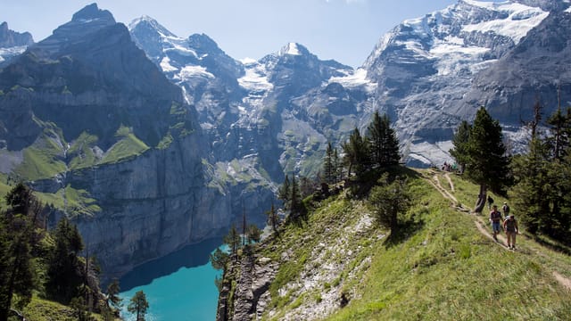 Sicht auf den Oeschinensee. Sicht auf den Oeschinensee.