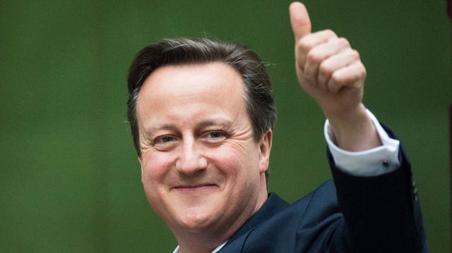 David Cameron che tegn ad aut ses polesch. David Cameron che tegn ad aut ses polesch.