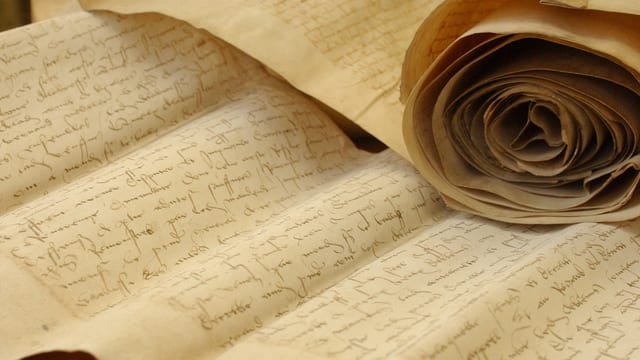 Alte Papierrolle mit Schrift. Alte Papierrolle mit Schrift.