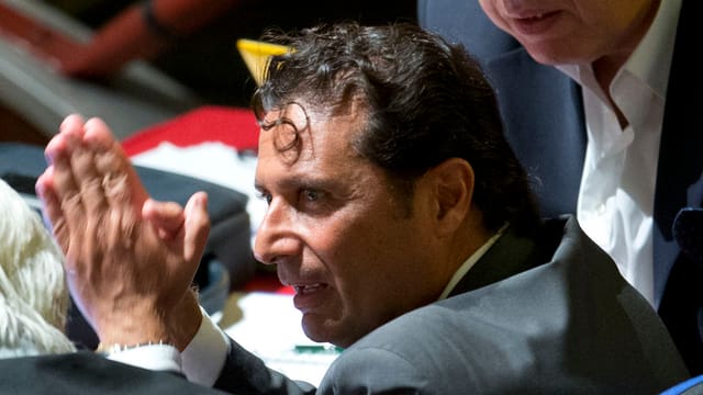 Kapitän Francesco Schettino wie er seine Hände faltet und gestikuliert. Kapitän Francesco Schettino wie er seine Hände faltet und gestikuliert.
