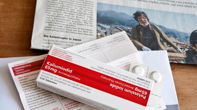 Ein Pack Jodtabletten liegt auf einer Zeitung mit einem Bericht zum Unglück in Fukushima. Ein Pack Jodtabletten liegt auf einer Zeitung mit einem Bericht zum Unglück in Fukushima.