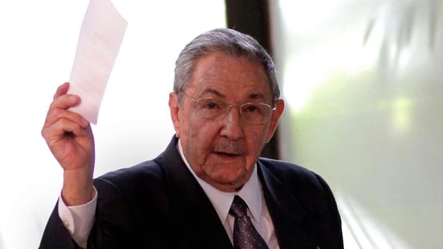 Kubas wiedergewählter Staatschef Raúl Castro hält Stimmzettel in die Höhe.