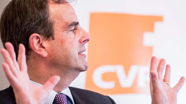Gerhard Pfister vor dem CVP-Logo Gerhard Pfister vor dem CVP-Logo