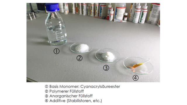 Eine Flasche und drei Glasschalen mit Zutaten. Eine Flasche und drei Glasschalen mit Zutaten.