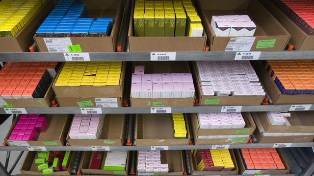 Auslage in der Apotheke mit Generika-Medikamenten. Auslage in der Apotheke mit Generika-Medikamenten.