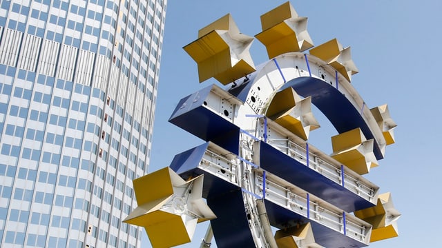 Euro-Skulptur, im Hintergrund das EZB-Gebäude in Frankfurt am Main Euro-Skulptur, im Hintergrund das EZB-Gebäude in Frankfurt am Main