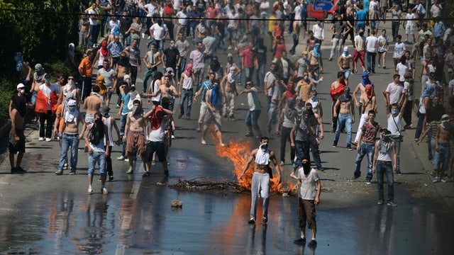 Demonstranten auf der Strasse, brennende Gegenstände. Demonstranten auf der Strasse, brennende Gegenstände.