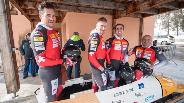Bobfahrer sitzen auf dem Bob. Bobfahrer sitzen auf dem Bob.