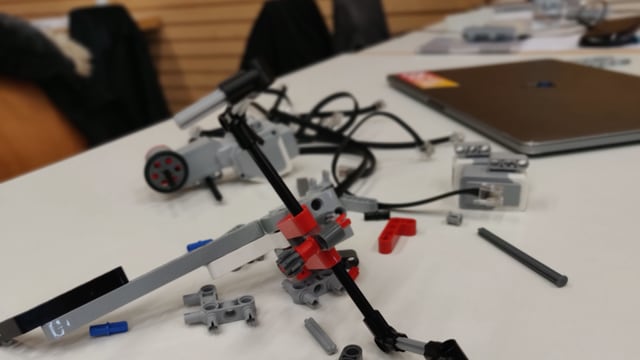Legoteile auf einem Tisch Legoteile auf einem Tisch