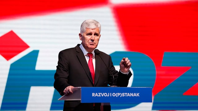 Dragan Covic bei einer Rede. Dragan Covic bei einer Rede.