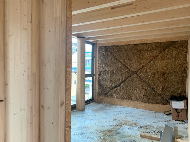 Ein Zimmer mit einer Strohwand. Ein Zimmer mit einer Strohwand.