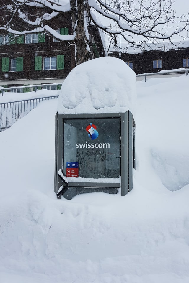 Eine alte Telefonkabine versinkt in Klosters im Schnee. Eine alte Telefonkabine versinkt in Klosters im Schnee.