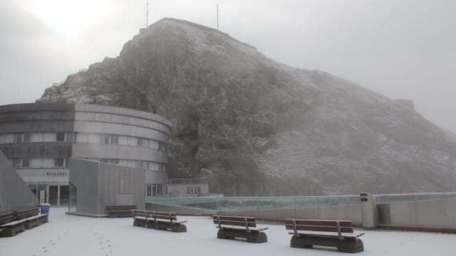 Leicht angezuckertes Gipfelgebäude am 24. August auf dem Pilatus. Leicht angezuckertes Gipfelgebäude am 24. August auf dem Pilatus.
