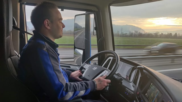 Lastwagenchauffeur fährt auf Autobahn. Lastwagenchauffeur fährt auf Autobahn.