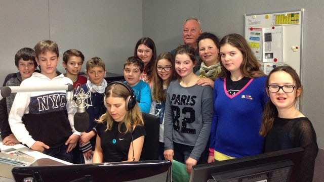 La 6avla classa da Val Müstair en il studio dal Radio Rumantsch. La 6avla classa da Val Müstair en il studio dal Radio Rumantsch.