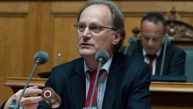Nidegger spricht im Nationalratssaal in ein Mikrofon. Nidegger spricht im Nationalratssaal in ein Mikrofon.