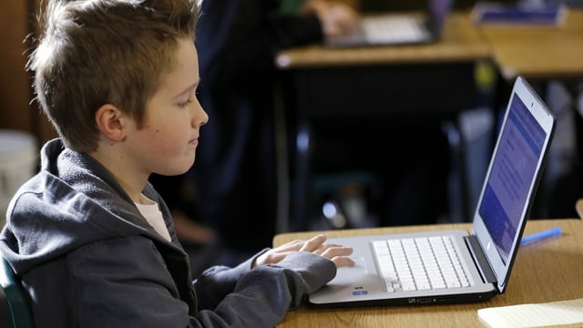 Knabe mit Laptop Knabe mit Laptop