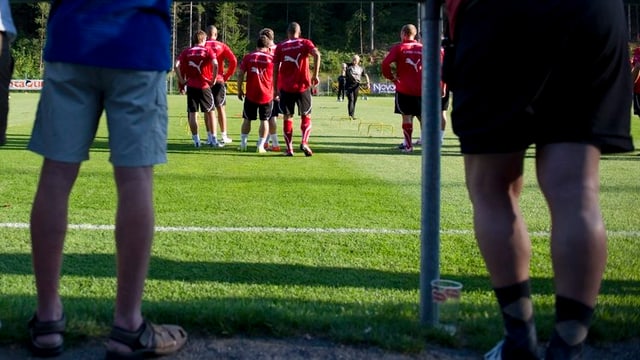 Ein Anhänger von Desportivo Portugues Aarburg war über den gegnerischen Goalie so erzürnt, dass er diesen verprügelte. Ein Anhänger von Desportivo Portugues Aarburg war über den gegnerischen Goalie so erzürnt, dass er diesen verprügelte.