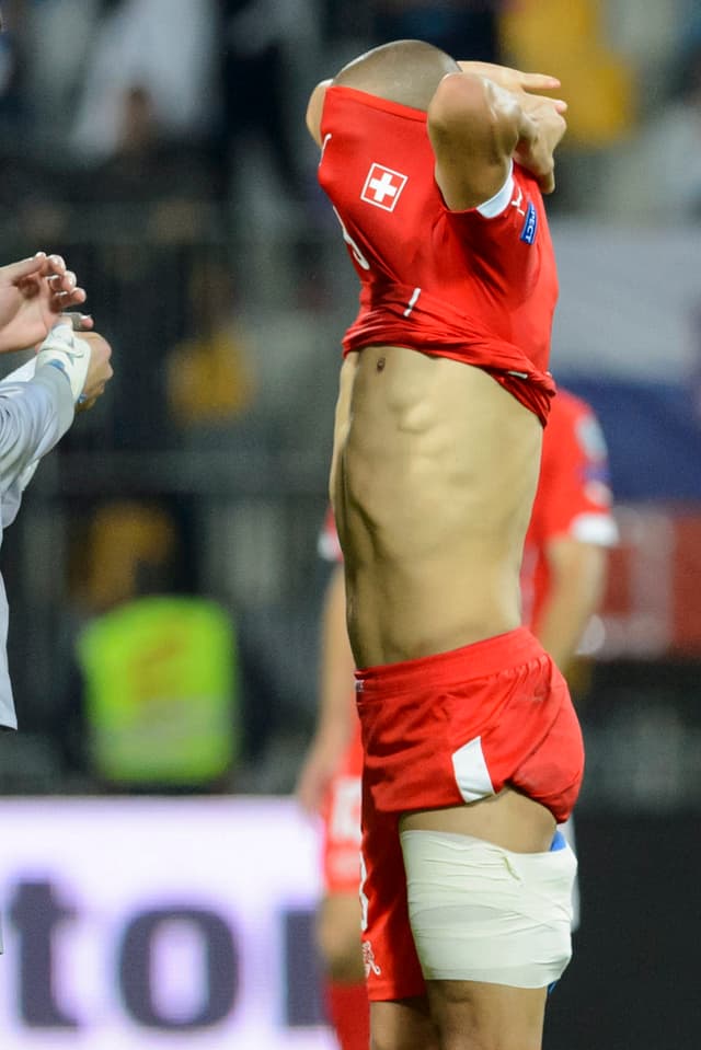 Gökhan Inler versteckt sich mit dick einbandagiertem linken Oberschenkel hinter dem Trikot. Gökhan Inler versteckt sich mit dick einbandagiertem linken Oberschenkel hinter dem Trikot.