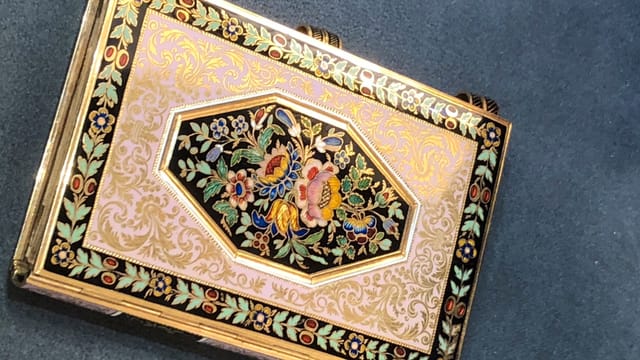 Ein geschmiedetes Buch mit Blumenmuster. Ein geschmiedetes Buch mit Blumenmuster.