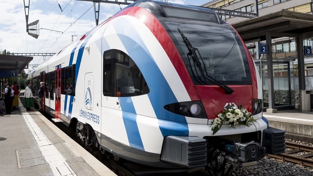 Zug Léman Express auf Gleis Zug Léman Express auf Gleis