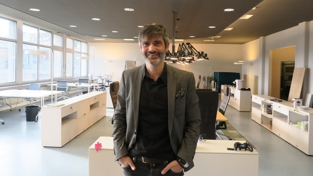 Mann vor Büro Mann vor Büro