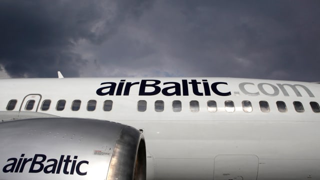 Nahaufnahme eines Flugzeugrumpfs mit Teil eines Triebwerks, die die Aufschrift "Air Baltic" tragen Nahaufnahme eines Flugzeugrumpfs mit Teil eines Triebwerks, die die Aufschrift "Air Baltic" tragen