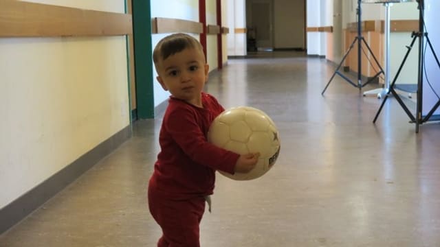 Kleiner Bub mit Ball Kleiner Bub mit Ball