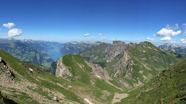 Blick vom nahezu wolkenlosen Alvier auf den Walensee. Blick vom nahezu wolkenlosen Alvier auf den Walensee.