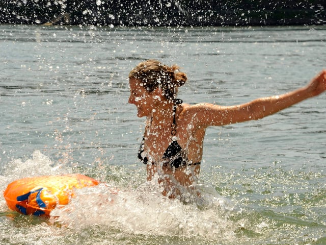 Frau am Baden im Fluss Frau am Baden im Fluss