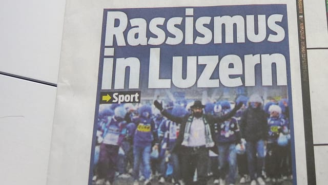 Bild der antisemitische Aktion während eines FCL-Fanmarsches in St.Gallen. Ausschnitt aus der Zeitung «Blick». Bild der antisemitische Aktion während eines FCL-Fanmarsches in St.Gallen. Ausschnitt aus der Zeitung «Blick».