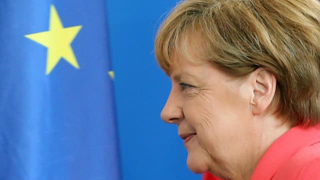 Aufnahme von Deutschlands Kanzlerin Merkel vor einer EU-Fahne.
