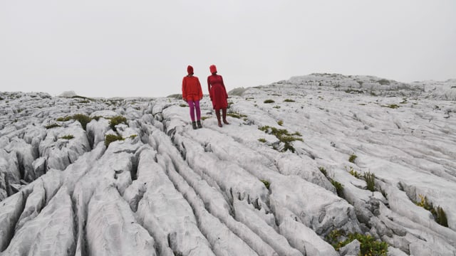 Zwei Frauen auf Steinen. Zwei Frauen auf Steinen.