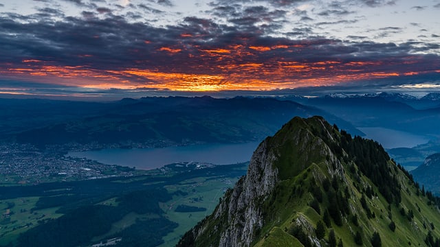 Im Vordergrund die Stockhornkette, dahinter der dunkle Thunersee und am Horizont die ersten Sonnenstrahlen. Im Vordergrund die Stockhornkette, dahinter der dunkle Thunersee und am Horizont die ersten Sonnenstrahlen.