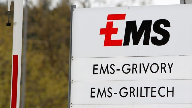 Schild vor Ems-Chemie-Gebäude. Schild vor Ems-Chemie-Gebäude.