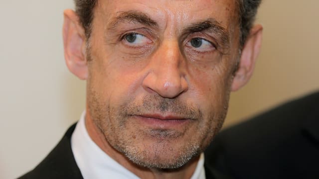 Ernstes Gesicht von Nicolas Sarkozy mit Bartstoppeln. Ernstes Gesicht von Nicolas Sarkozy mit Bartstoppeln.