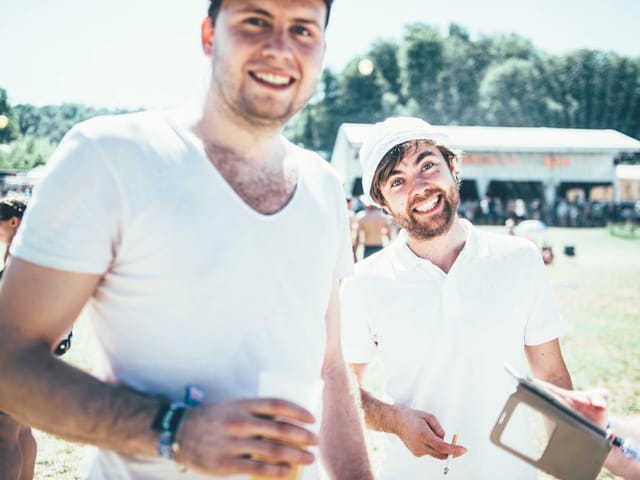 Weiss ist sicher keine schlechte Kleiderwahl.