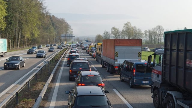 Stau auf der Autobahn A1 und an vielen anderen Orten im Aarau Stau auf der Autobahn A1 und an vielen anderen Orten im Aarau