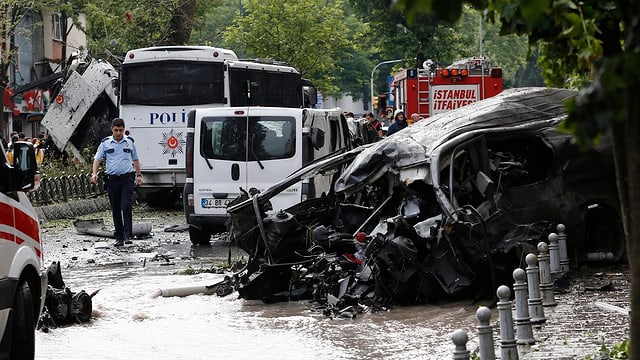 Autowrack und Polizeifahrzeuge am Ort der Explosion Autowrack und Polizeifahrzeuge am Ort der Explosion