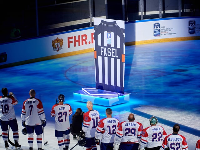 Ein Trikot mit Fasels Name wird im Stadion in St. Petersburg präsentiert. Ein Trikot mit Fasels Name wird im Stadion in St. Petersburg präsentiert.