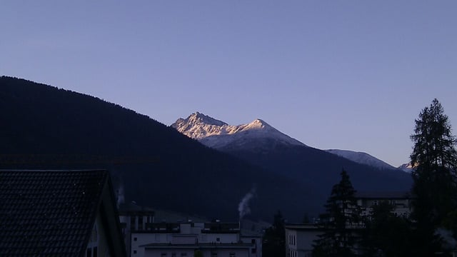 Wolkenloser Himmel über dem morgendlichen Davos. Wolkenloser Himmel über dem morgendlichen Davos.