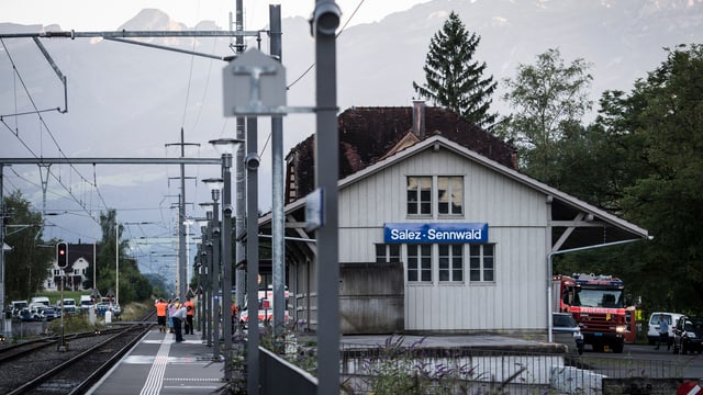 Bahnhof Salez, Berge im Hintergrund. Bahnhof Salez, Berge im Hintergrund.
