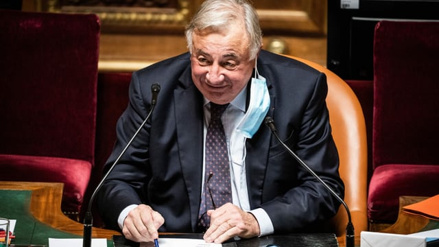 Der Präsident des französischen Senats, Gérard Larcher, hält den Umwelt-Artikel in der Verfassung für überflüssig. Der Vorschlag soll aber offen und wohlwollend geprüft werden Der Präsident des französischen Senats, Gérard Larcher, hält den Umwelt-Artikel in der Verfassung für überflüssig. Der Vorschlag soll aber offen und wohlwollend geprüft werden