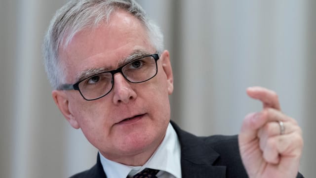 Porträtaufnahme von Hanspter Uster. Porträtaufnahme von Hanspter Uster.